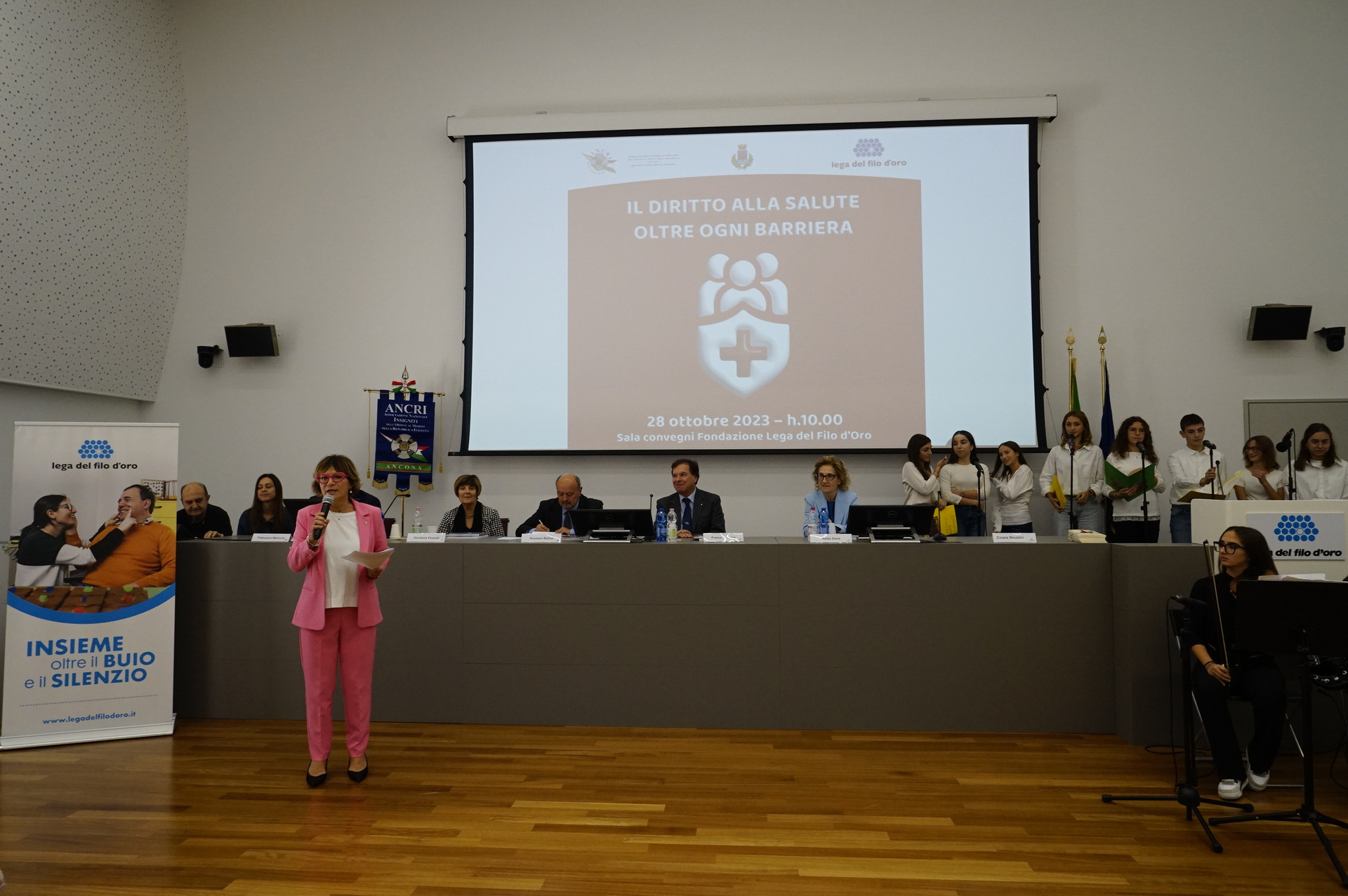 una referente dell'ANCRI durante il suo intervento nella sala polifunzionale al Centro Nazionale della Lega del Filo d'Oro di Osimo