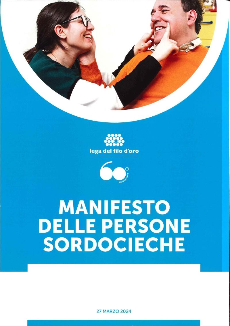 Copertina del "Manifesto delle persone sordocieche" con un utente adulto della Lega del Filo d'Oro e un'educatrice che sorridono.