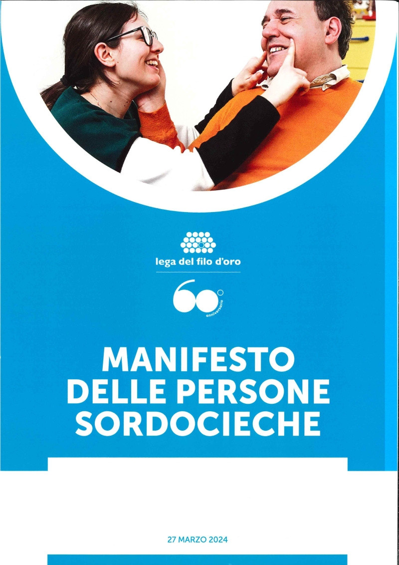 Copertina del "Manifesto delle persone sordocieche" con un utente adulto della Lega del Filo d'Oro e un'educatrice che sorridono.