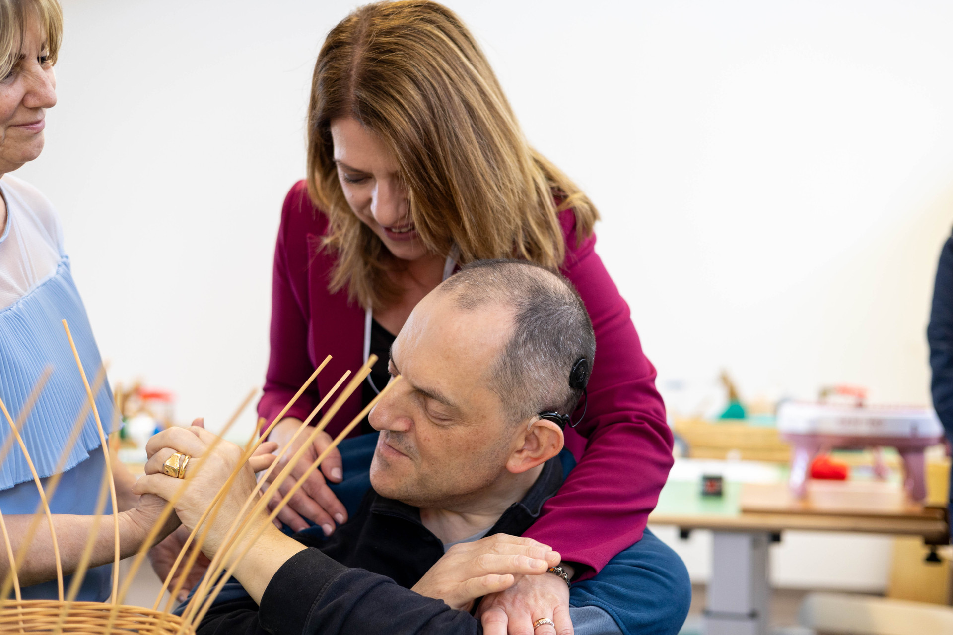 Osimo - Utente adulto incontra sostenitrice tenendosi la mano