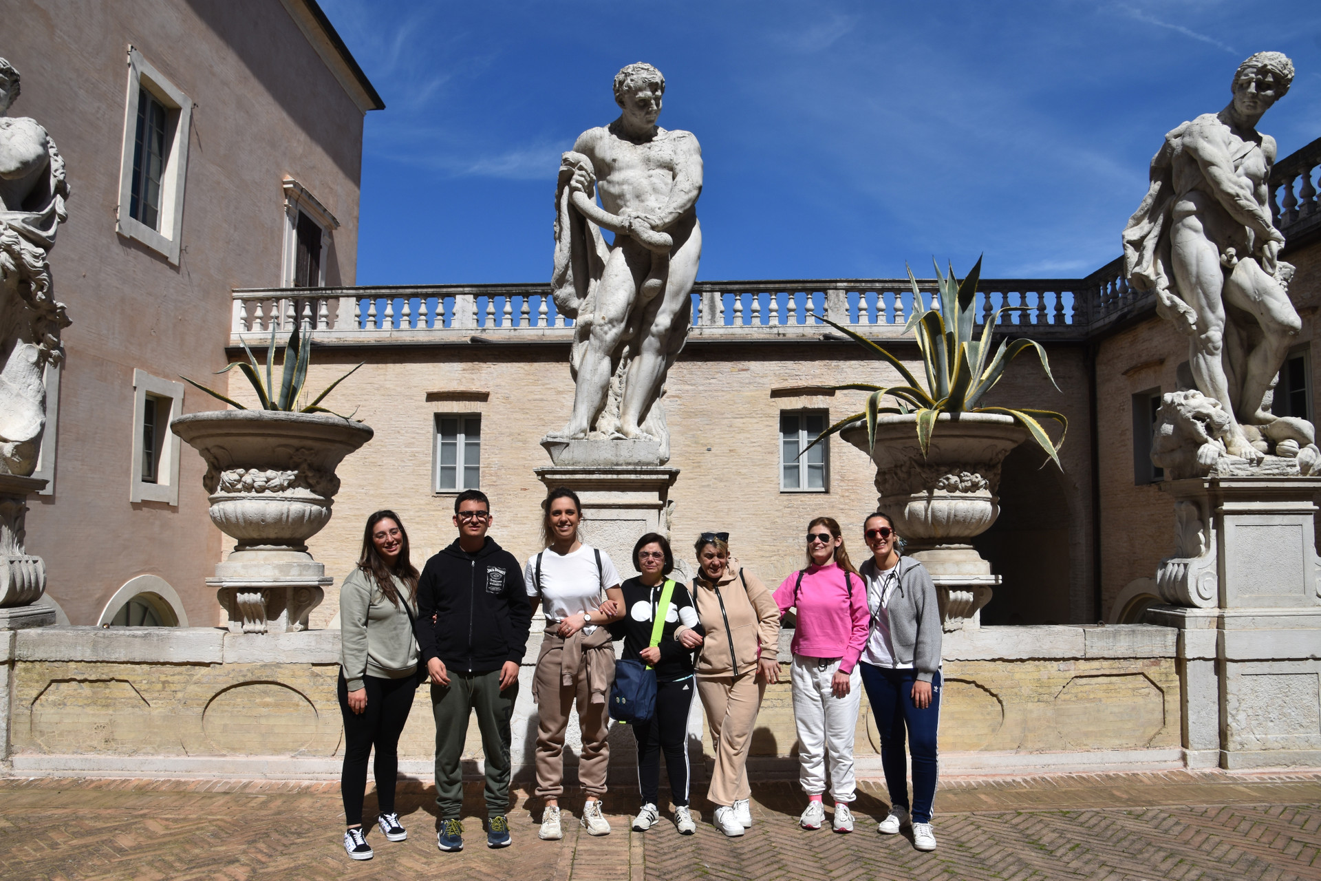 Un gruppo di persone seguite dal Servizio Territoriale di Osimo ha recentemente partecipato ad una giornata di arrampicata, con l'obiettivo di andare oltre le barriere sensoriali, sviluppare fiducia in sé stessi e socializzare. Foto di gruppo di utenti, volontari e operatrici.