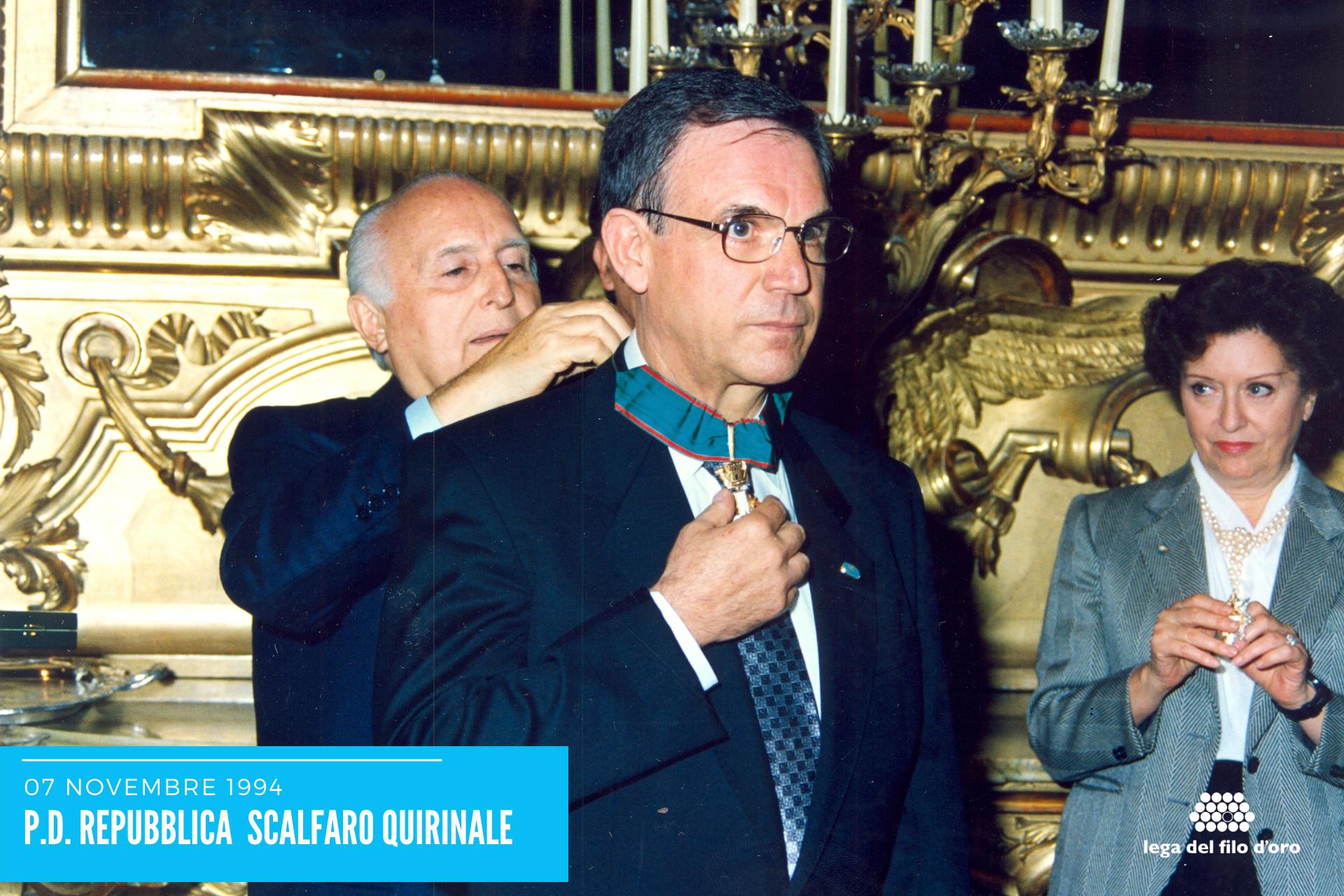 Il presidente Scalfaro consegna un'onoreficenza al dottor Guido de Nicola