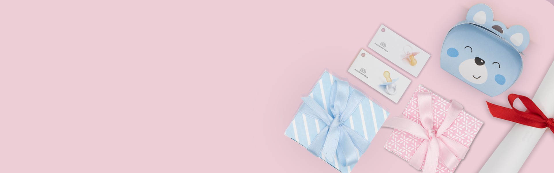 Composizione con sfondo rosa per battesimo con orsetto, pergamena e biglietto ciuccio. 