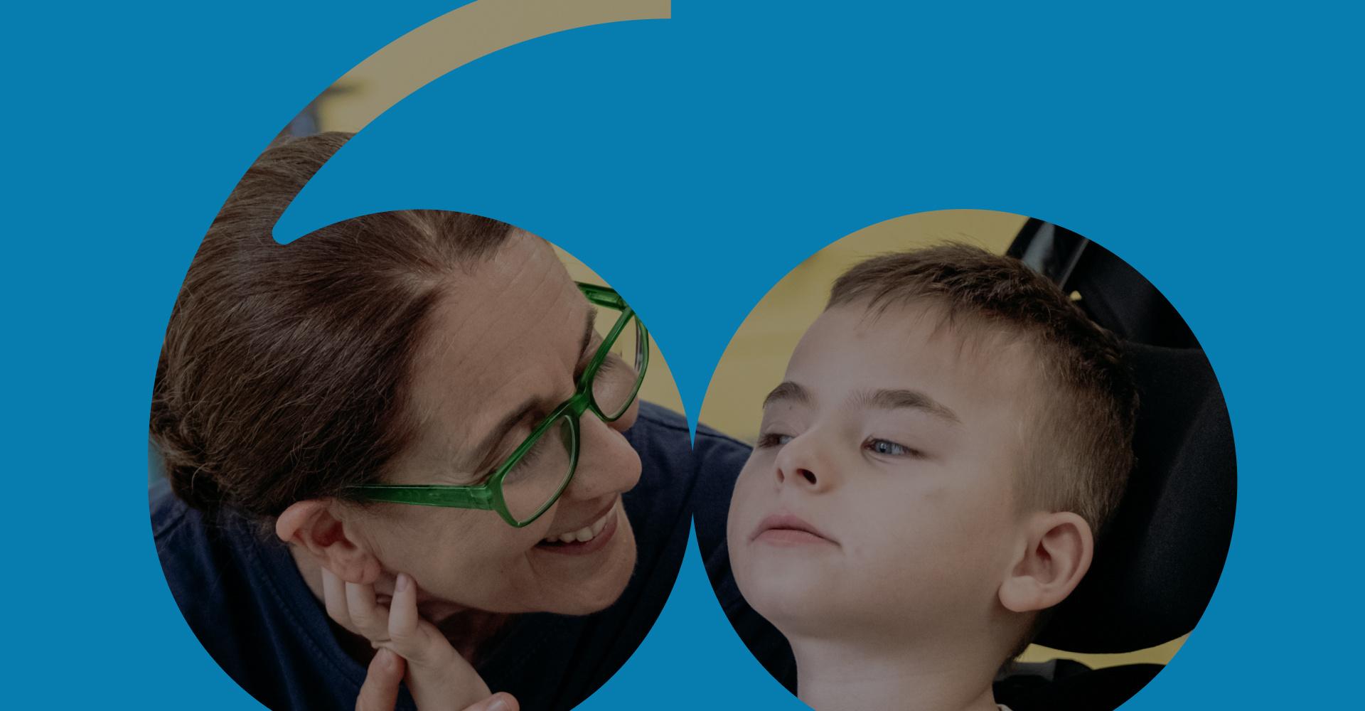 Un'immagine grafica che rappresenta il logo del 60° anniversario, fomra una cornice di colore ciano, all'interno della quale è inserita una foto di Edoardo, una bimbo utente della Lega del Filo d'Oro, con un operatrice