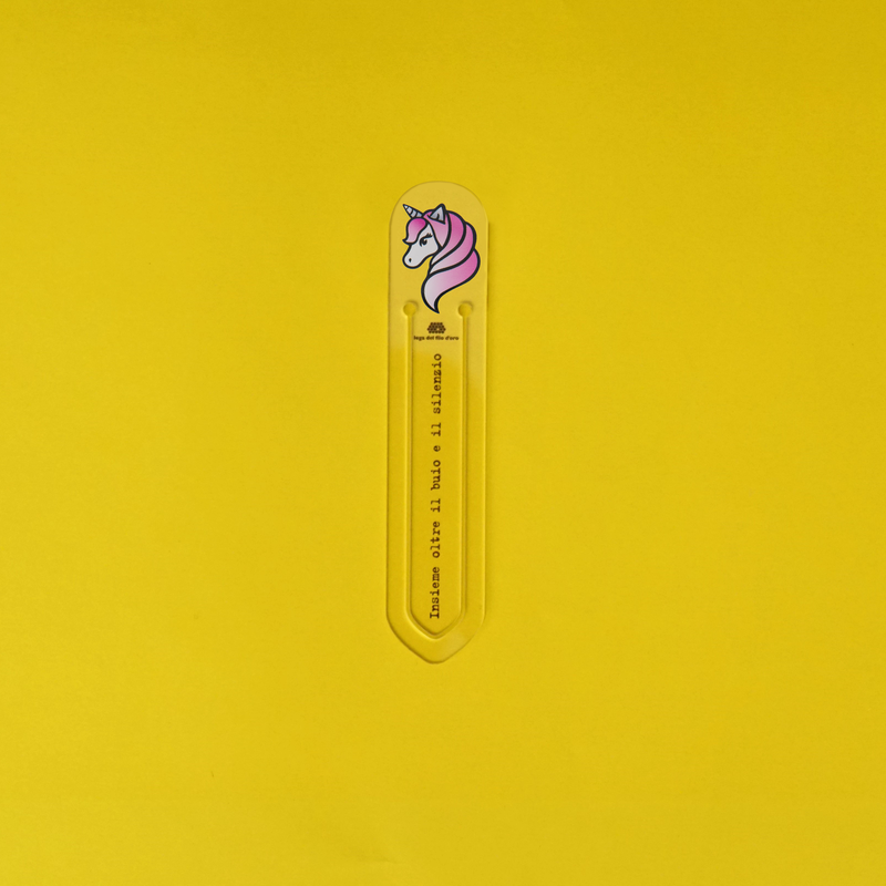 Still life su sfondo giallo della bomboniera Segnalibro unicorno