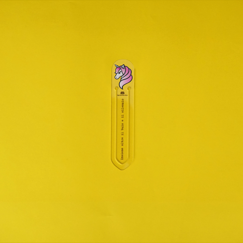 Still life su sfondo giallo della bomboniera Segnalibro unicorno 8