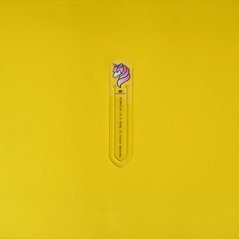 Still life su sfondo giallo della bomboniera Segnalibro unicorno