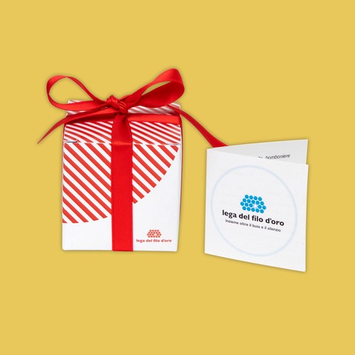 Bomboniera Pastello color rosso. Bomboniera cubica in cartoncino bianco decorata con stampa rossa a righe bianche e fiocchetto in raso in tinta. Accompagnata da bigliettino personalizzato 26