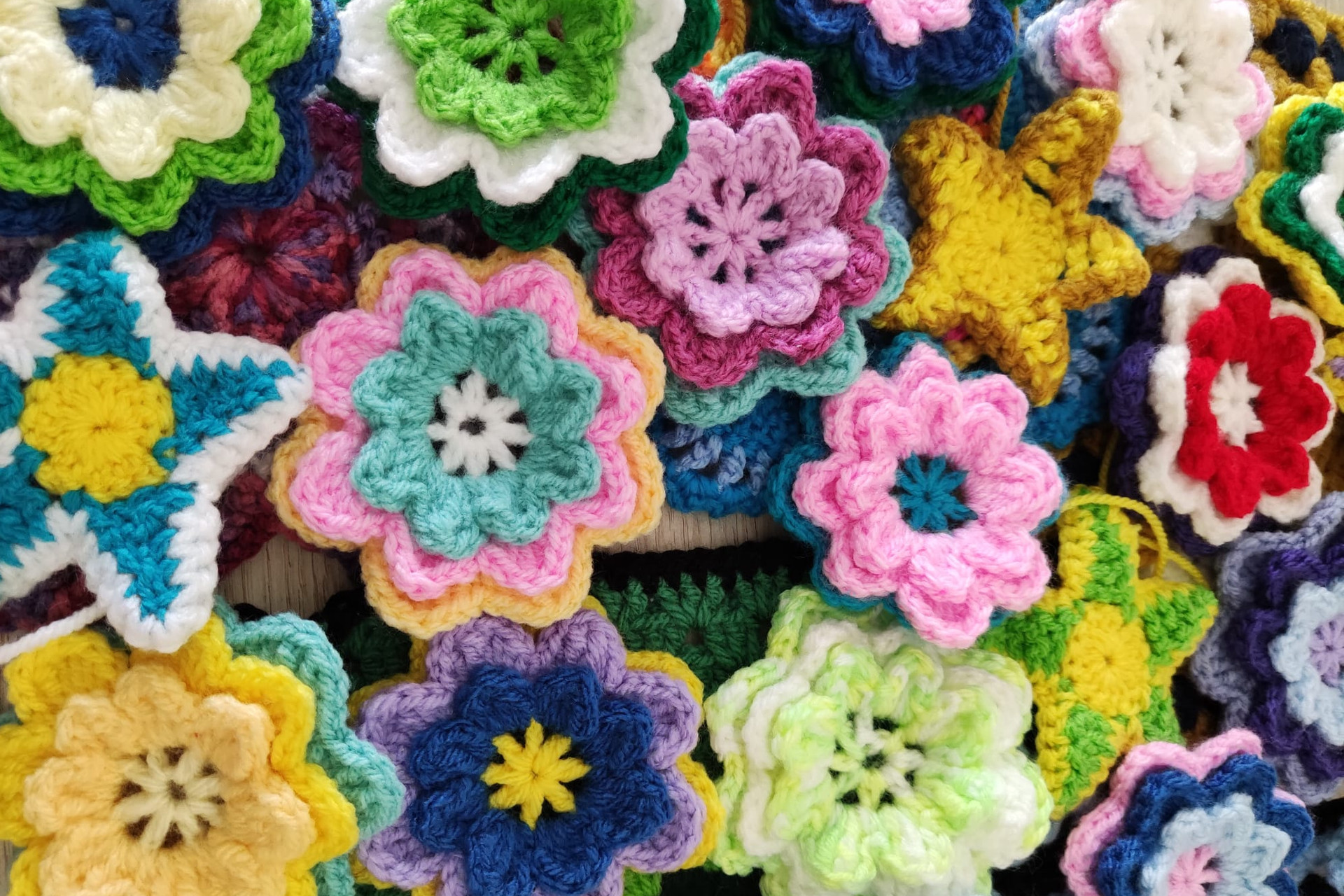 Coloratissimi fiori realizzati per lo yarn bombing 2022