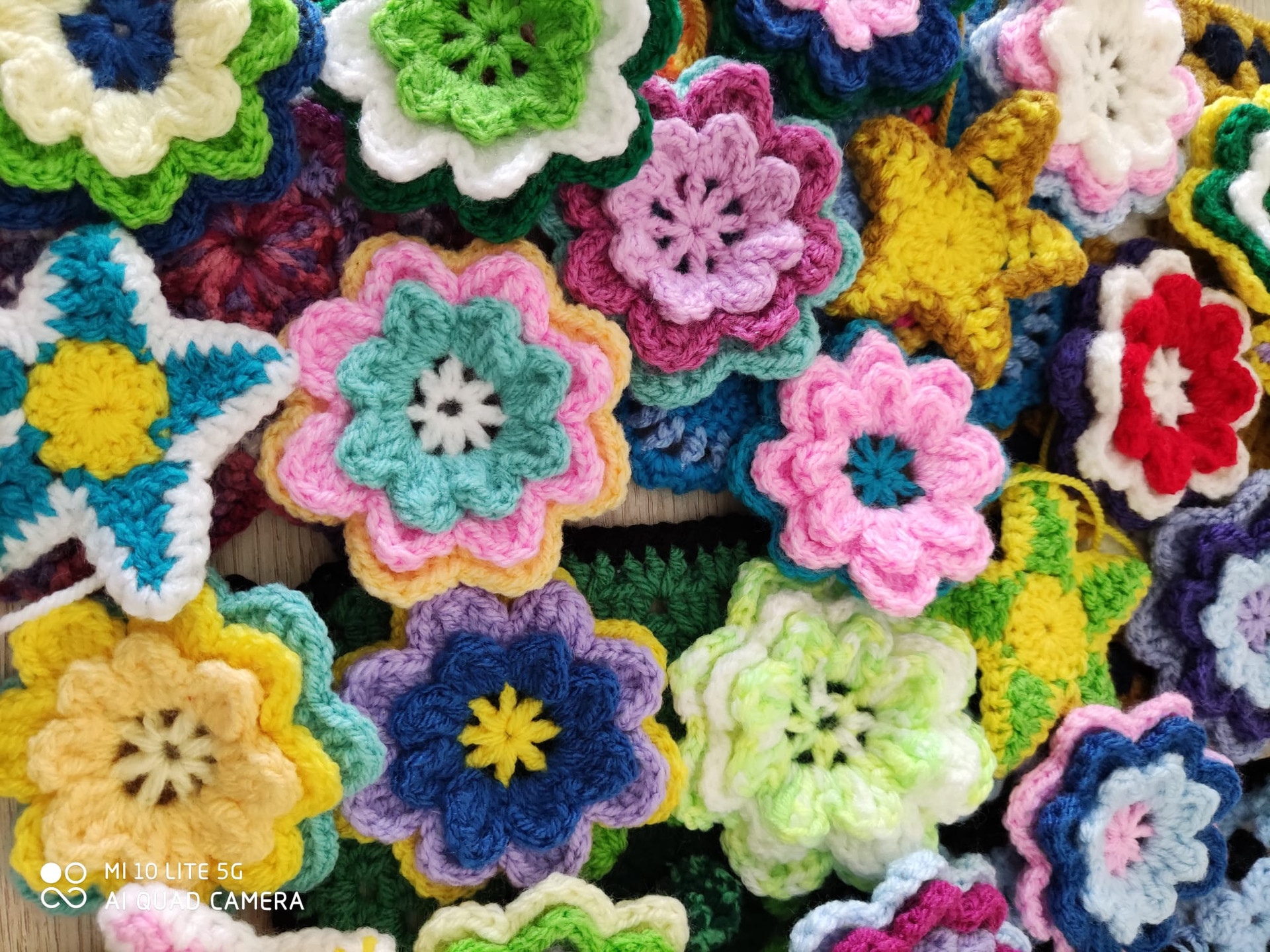 Coloratissimi fiori realizzati a maglia per lo yarn bombing 2022