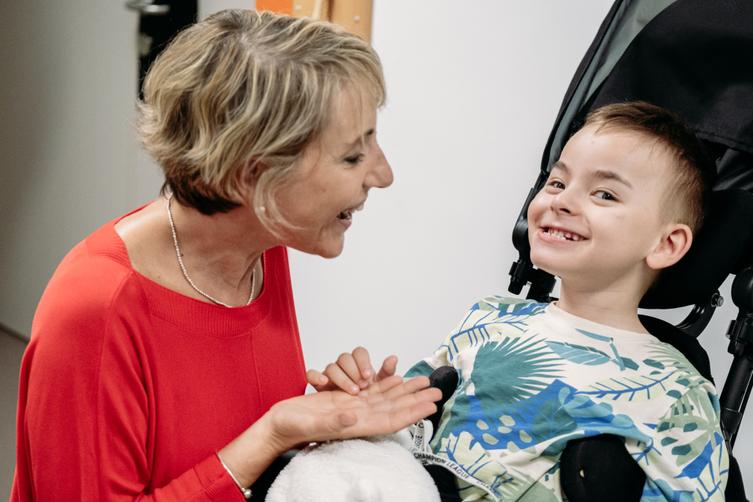 Edoardo insieme a Manola, una delle educatrici che lo segue nel suo percorso educativo-riabilitativo