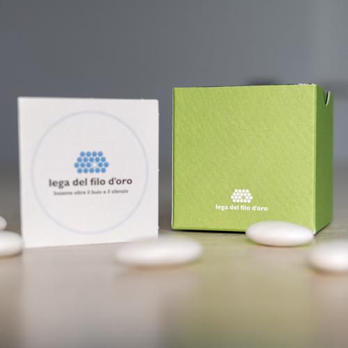 Bomboniera Cubo Pop verde vista sul retro dove si trovail logo della Lega del FIlo d'Oro. Accompagnata dal suo cartoncino personalizzabile 21
