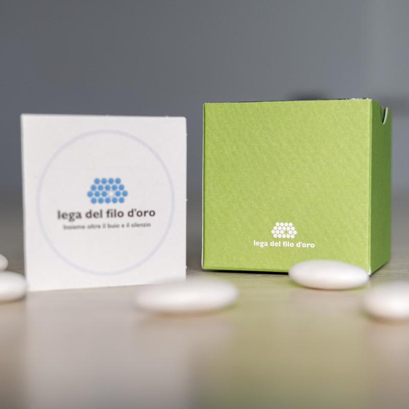 Bomboniera Cubo Pop verde vista sul retro dove si trovail logo della Lega del FIlo d'Oro. Accompagnata dal suo cartoncino personalizzabile