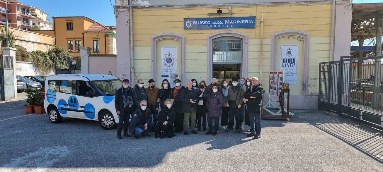 Un gruppo di utenti della sede di Napoli è in piedi di fronte all'ingresso del Museo della Marineria.