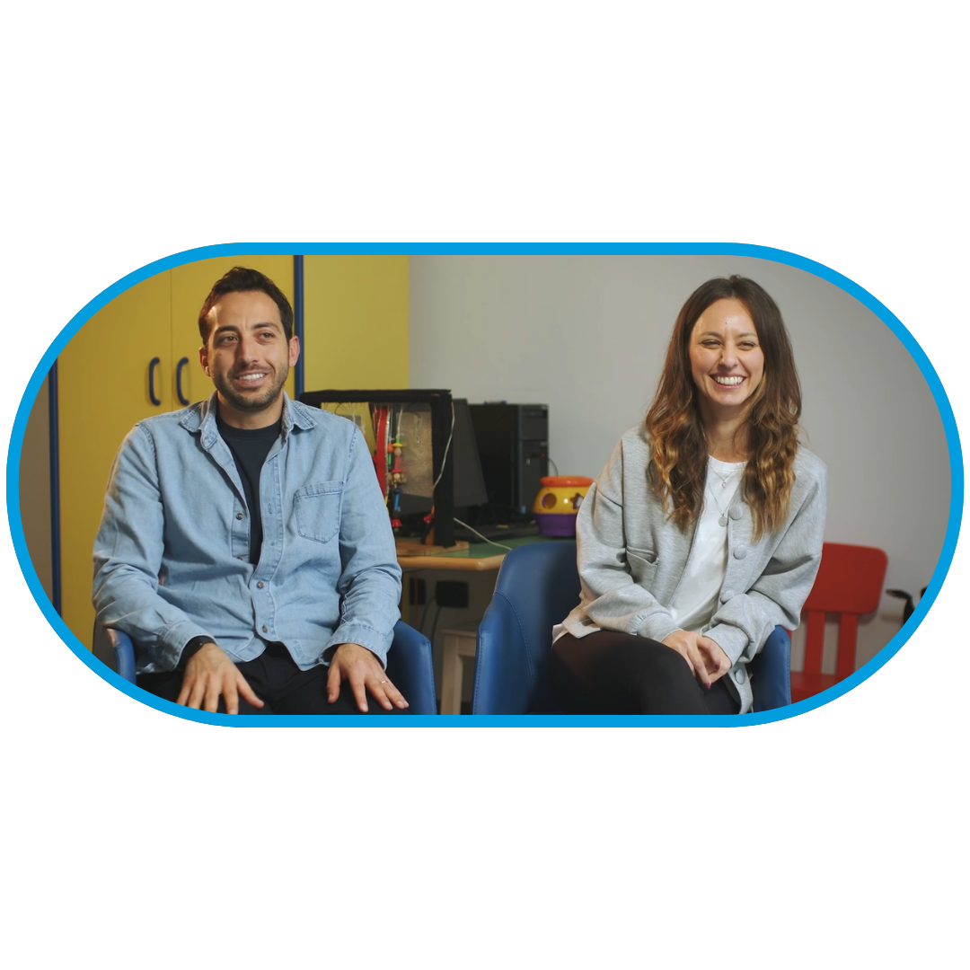 I genitori di chiara sono seduti in una aula del nostro Centro Nazionale, mentre vengono intervistati. Sono sorridenti