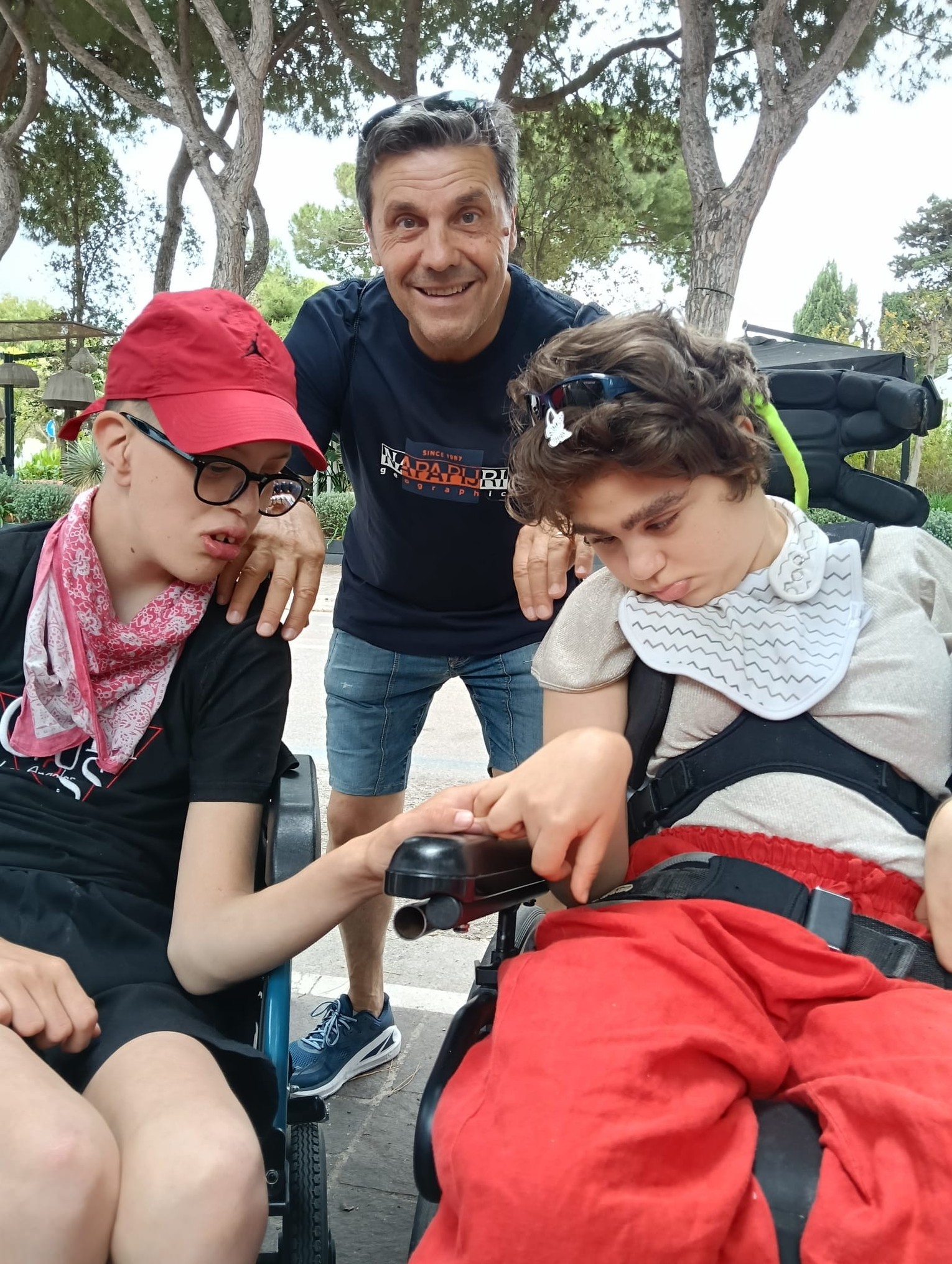Antonio, volontario della Sede Territoriale di Pisa, in posa per una foto insieme a Luca e Daria, due utenti seguiti dalla Lega del Filo d'Oro.
