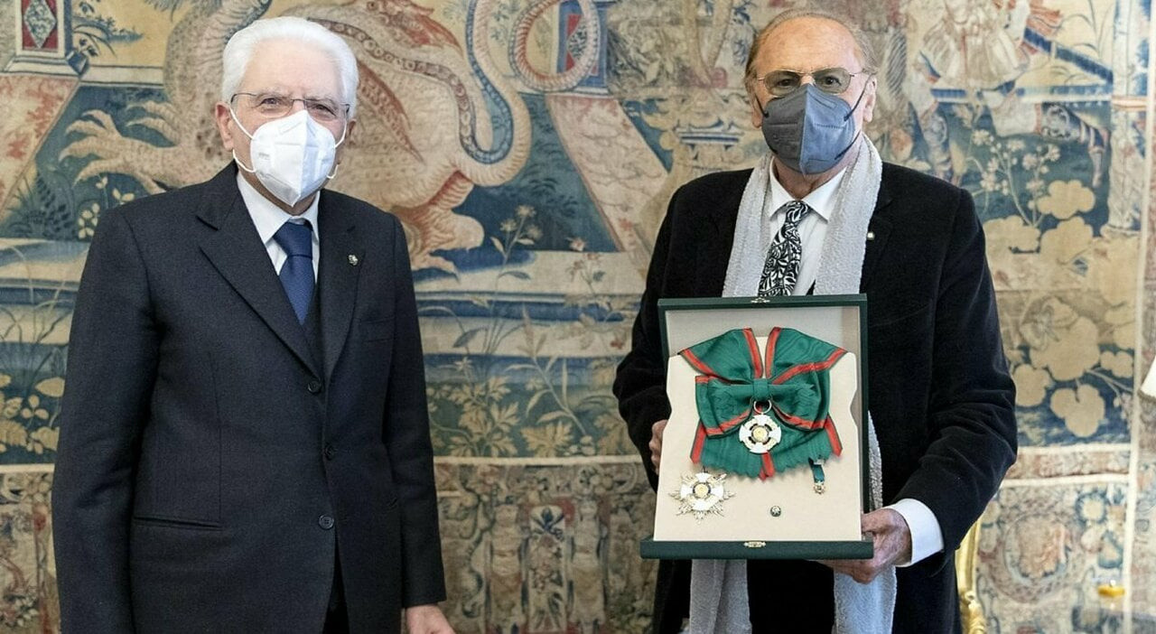 Renzo Arbore regge l'onorificenza, al suo fianco il Presidente della Repubblica Sergio Mattarella. 