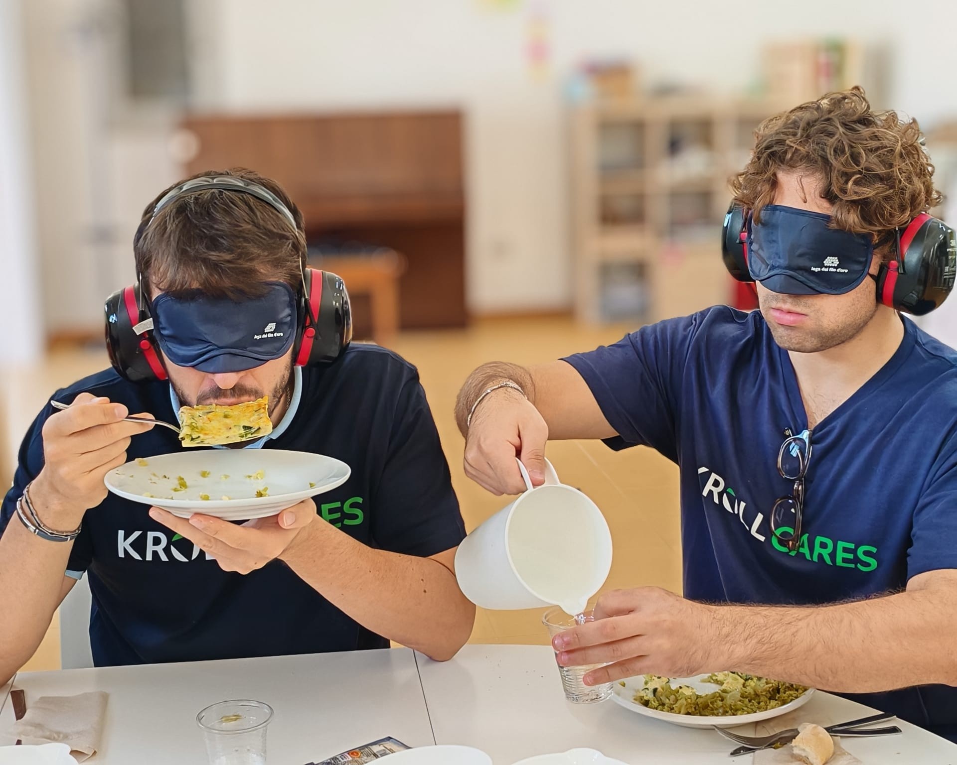 dipendenti Kroll bendanti nel laboratorio di cucina che provano a bere e a mangiare