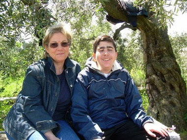 Foto all'aperto di mamma Rosa, insieme a suo figlio Andrea, utente adulto seguito dalla Lega del Filo d'Oro 