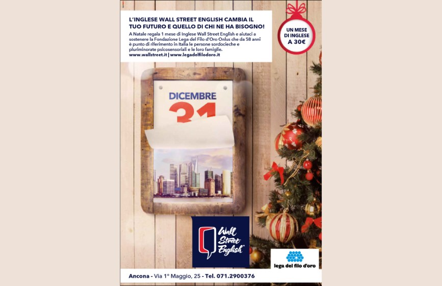 L'immagine è un poster verticale promozionale con sfondo chiaro. Pubblicizza un'offerta di "Wall Street English" a 30€, legata a una donazione alla Lega del Filo d'Oro, mostrando un calendario natalizio che indica "24 DICEMBRE" e uno skyline cittadino.