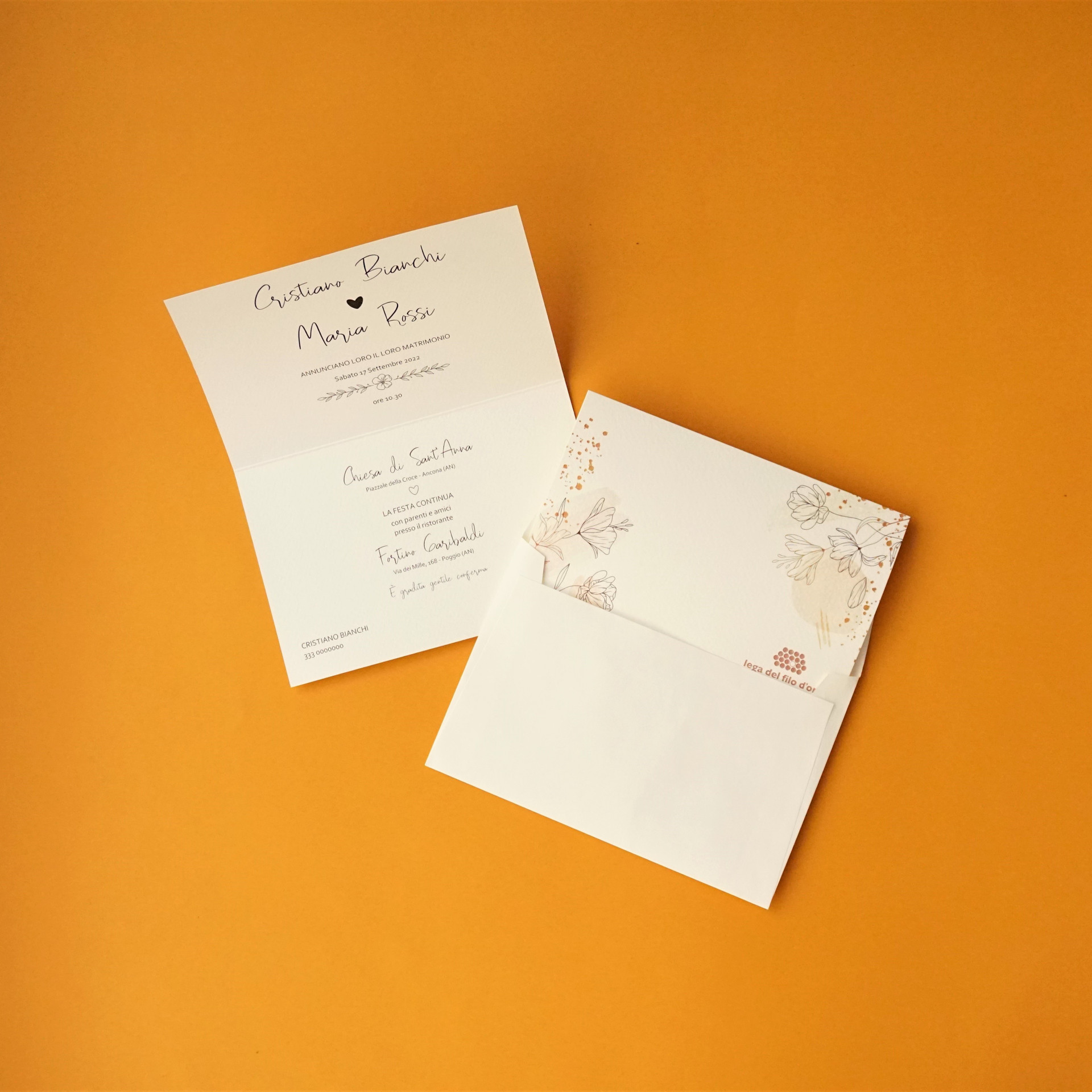 Partecipazione in cartoncino pregiato con stampa floreale in toni caldi sui lati fronte/retro, riportante i nomi degli sposi, data e luogo del matrimonio e invito alla festa. 