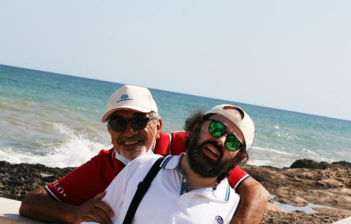 Uscita al mare degli utenti LFO, un utente e un volontario si abbracciano