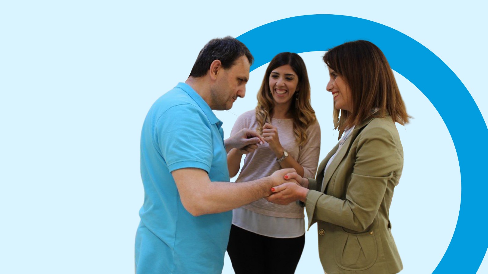 Banca Popolare di Puglia e Basilicata - dipendenti BPPB fanno conoscenza con un utente durante un'attività di volontariato aziendale