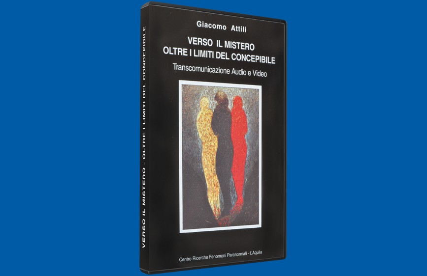 L'immagine mostra la copertina del libro intitolato "VERSO IL MISTERO - OLTRE I LIMITI DEL CONCEPIBILE" di Giacomo Attili, con sottotitolo "Transcomunicazione Audio e Video". Al centro della copertina nera è presente un'illustrazione suggestiva con tre figure umane stilizzate in giallo, rosso e nero. In basso, si legge "Centro Ricerche Fenomeni Paranormali - L'Aquila".
