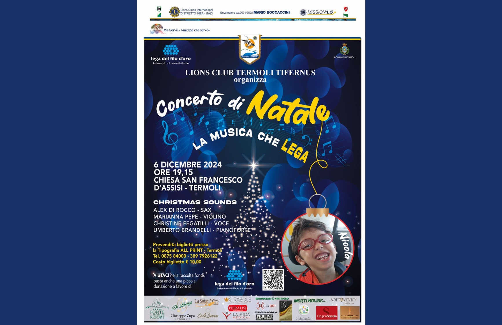 Manifesto del concerto di Natale “La musica che lega”, organizzato dal Lions Club Termoli Tifernus, con foto di un piccolo utente sorridente e dettagli dell’evento il 6 dicembre 2024 a Termoli. sullo sfondo blu, pentagramma e note. 
