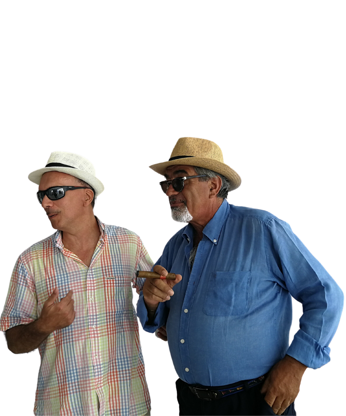 Foto senza sfondo di Giovanni, utente Lega del Filo d'Oro, e Pasquale, volontario. Nella foto indossano entrambi un cappello di Panama e Pasquale sta fumando un sigaro.