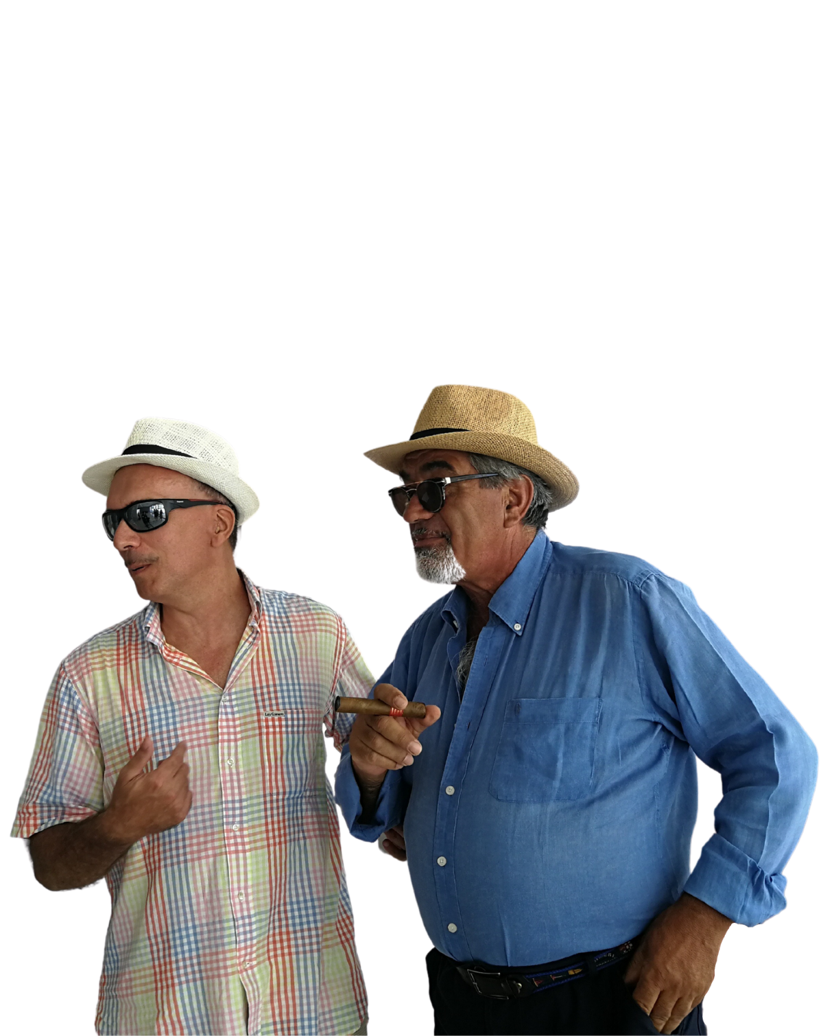 Foto senza sfondo di Giovanni, utente Lega del Filo d'Oro, e Pasquale, volontario. Nella foto indossano entrambi un cappello di Panama e Pasquale sta fumando un sigaro.