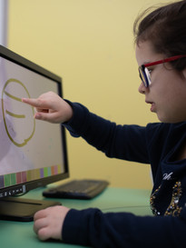 Eleonora effettua una sessione di trattamento intensivo attraverso un esercizio al computer