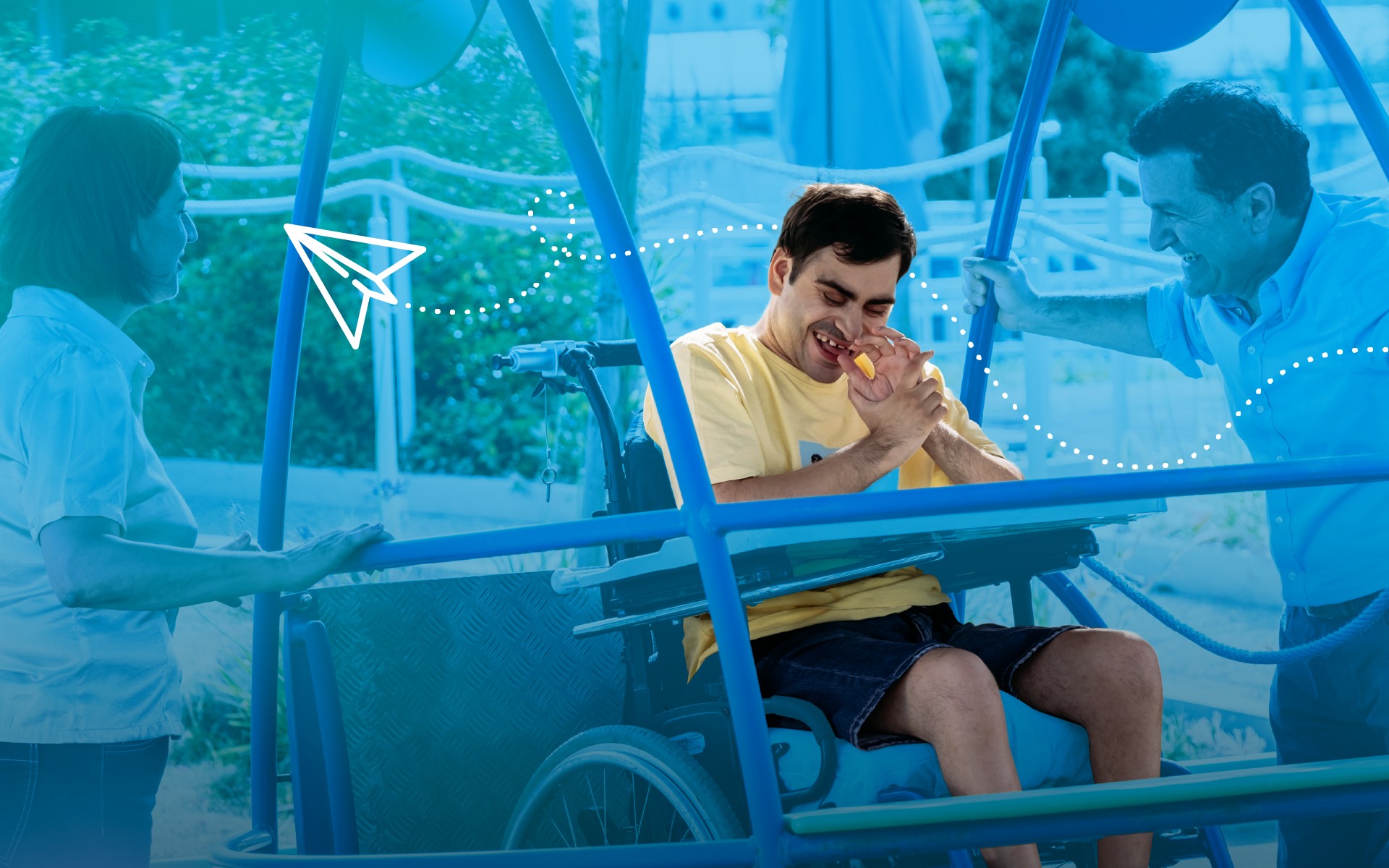 Simone un utente adulto della Lega del Filo d'Oro, con la sua famiglia che va in altalena.