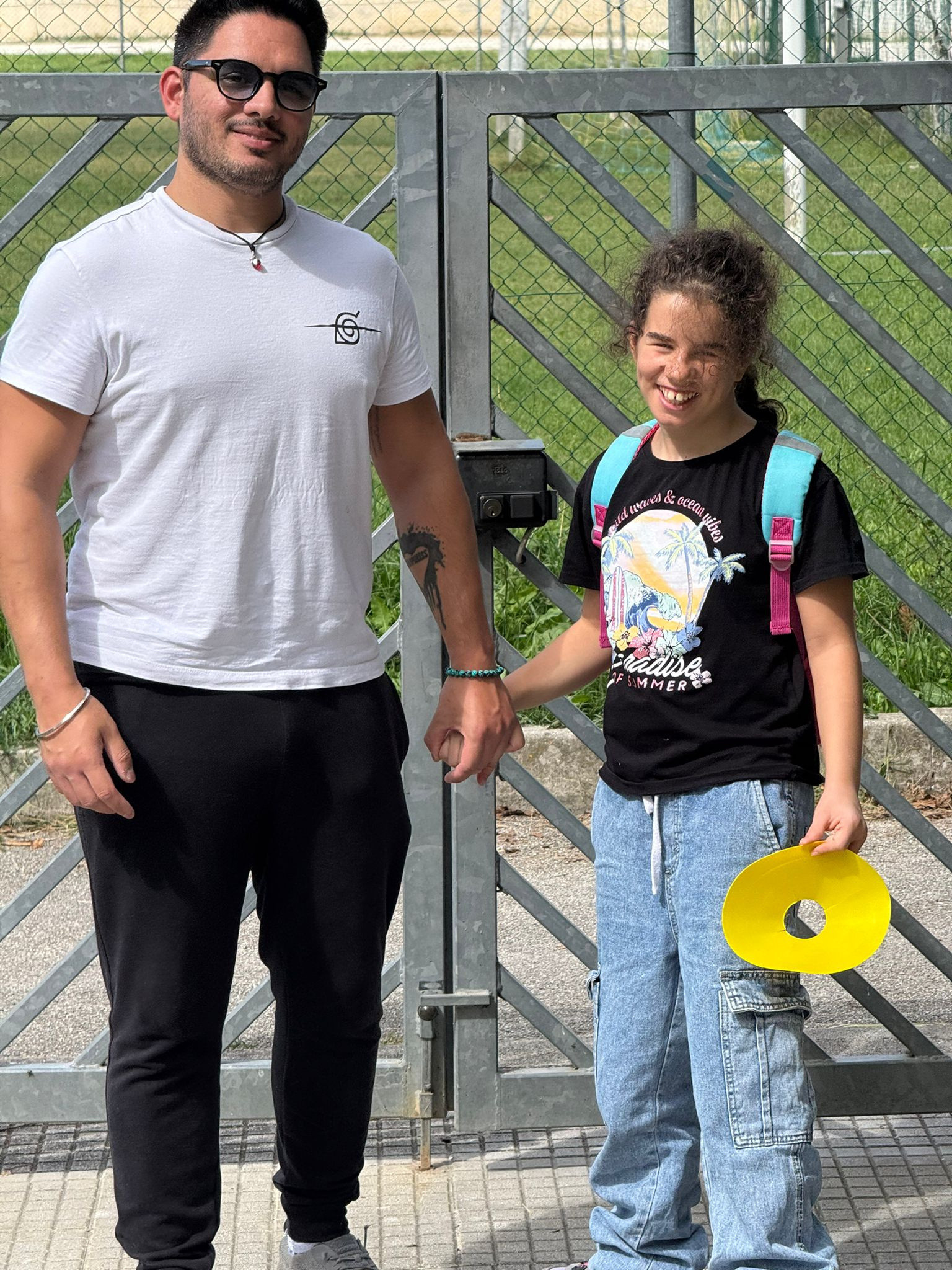 Giulia e suo cugino, pronti per il primo giorno di scuola. Settembre 2025.