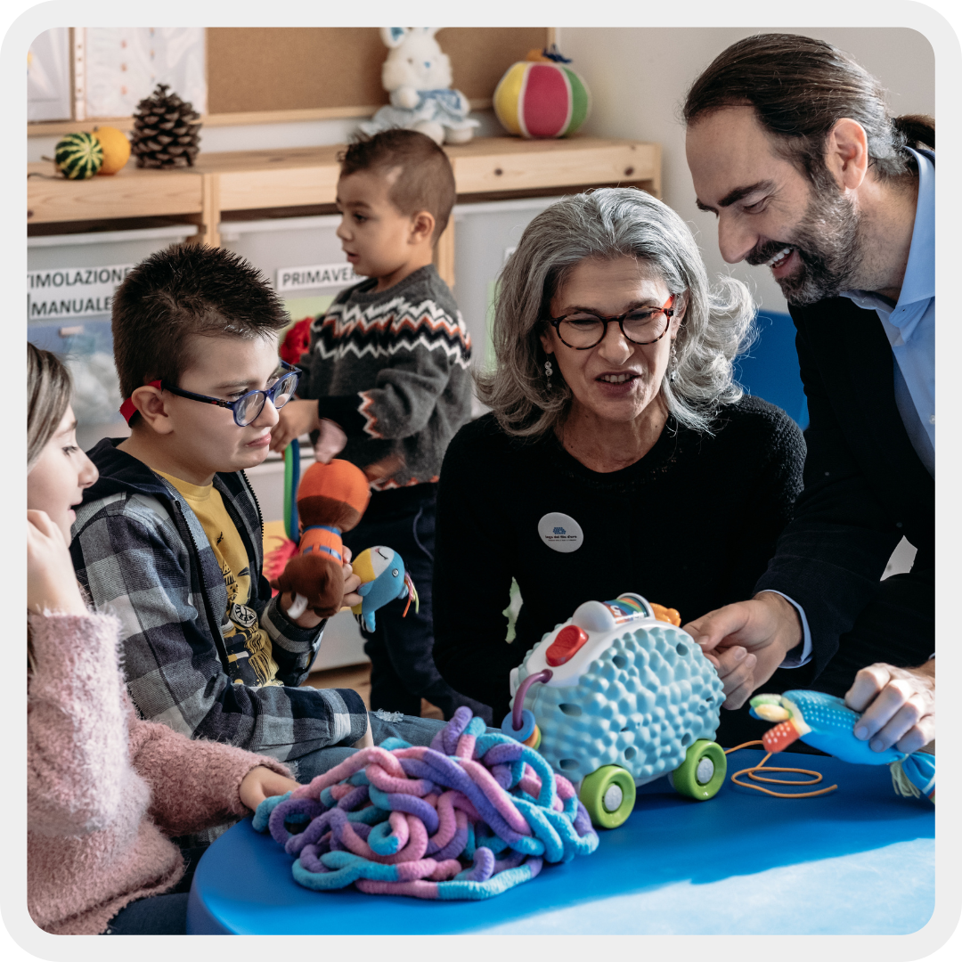 Biagio Luigi, insieme ala sue educatrice, la sorella più grande e Neri Marcorè. Foto presa in occasione delle riprese per lo spot del 5x1000 