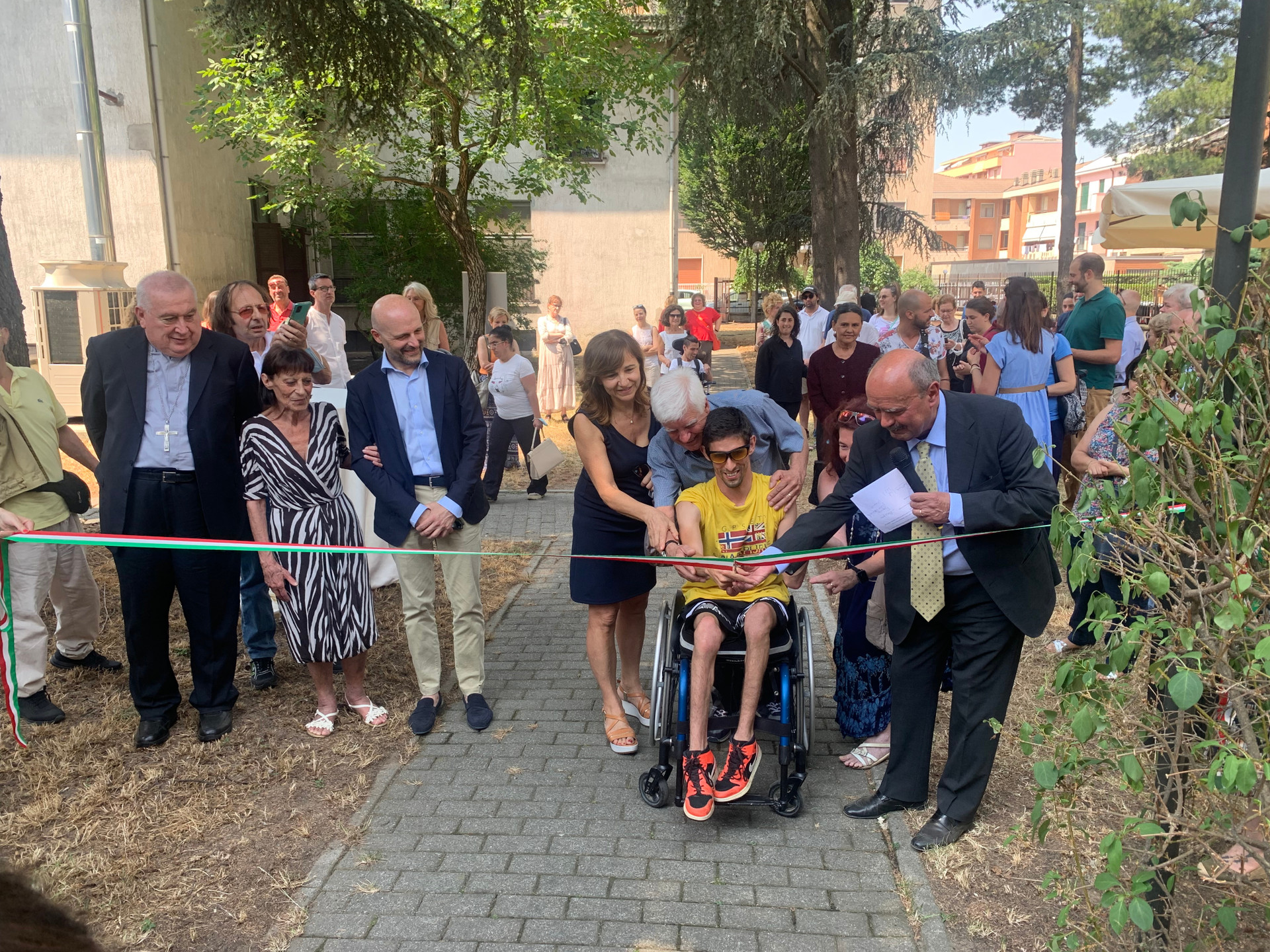 Il presidente Bartoli taglia il nastro dell'inaugurazione del nuovo centro insieme ad un giovane utente