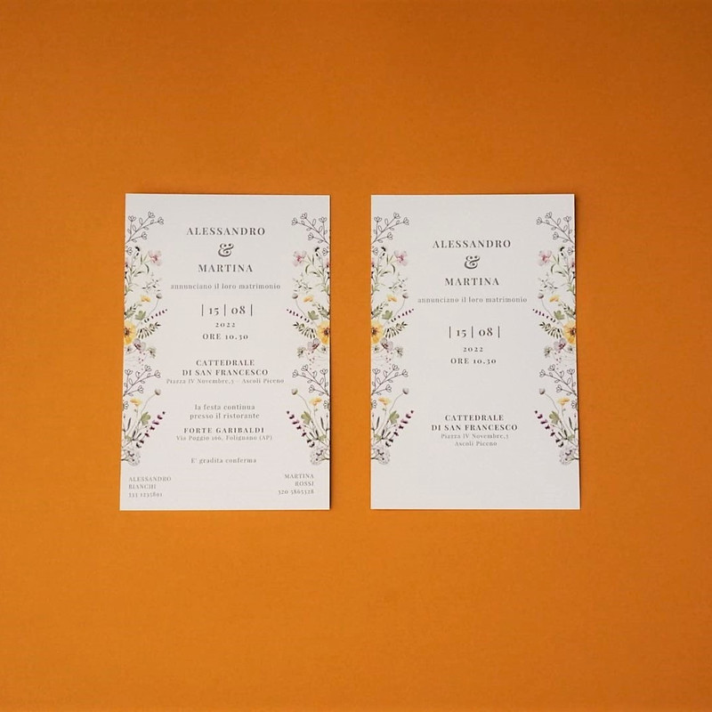 2 partecipazioni in cartoncino pregiato con stampa floreale sui lati fronte/retro, riportanti i nomi degli sposi, data e luogo del matrimonio, in una si trova anche l'invito alla festa, nell'altra solo le informazioni sulla cerimonia