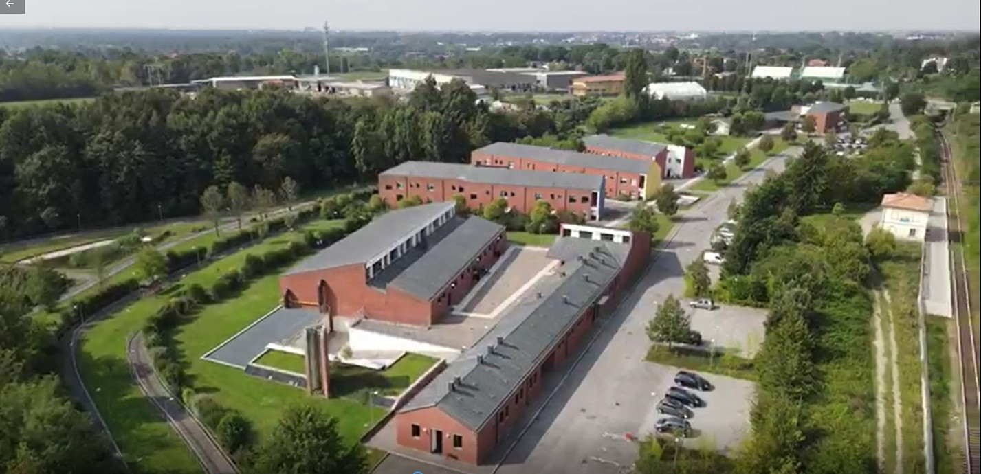 Veduta dall'alto del centro di Lesmo: si vedono l'edificio dedicato a palestra e piscina, quello riservato alla mensa, e i tre edifici residenziali, oltre all'ampio giardino circostante e alla palazzina degli uffici ed attività educativo-riabilitative in fondo a un lungo vialetto