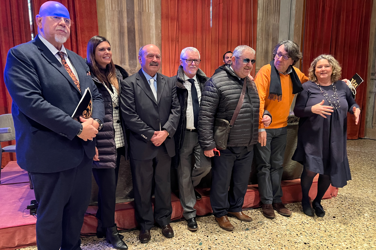 Foto di gruppo scattata in occasione del Premio Angelo Ferro, conferito a Rossano Bartoli, presidente della Lega del Filo d’Oro.