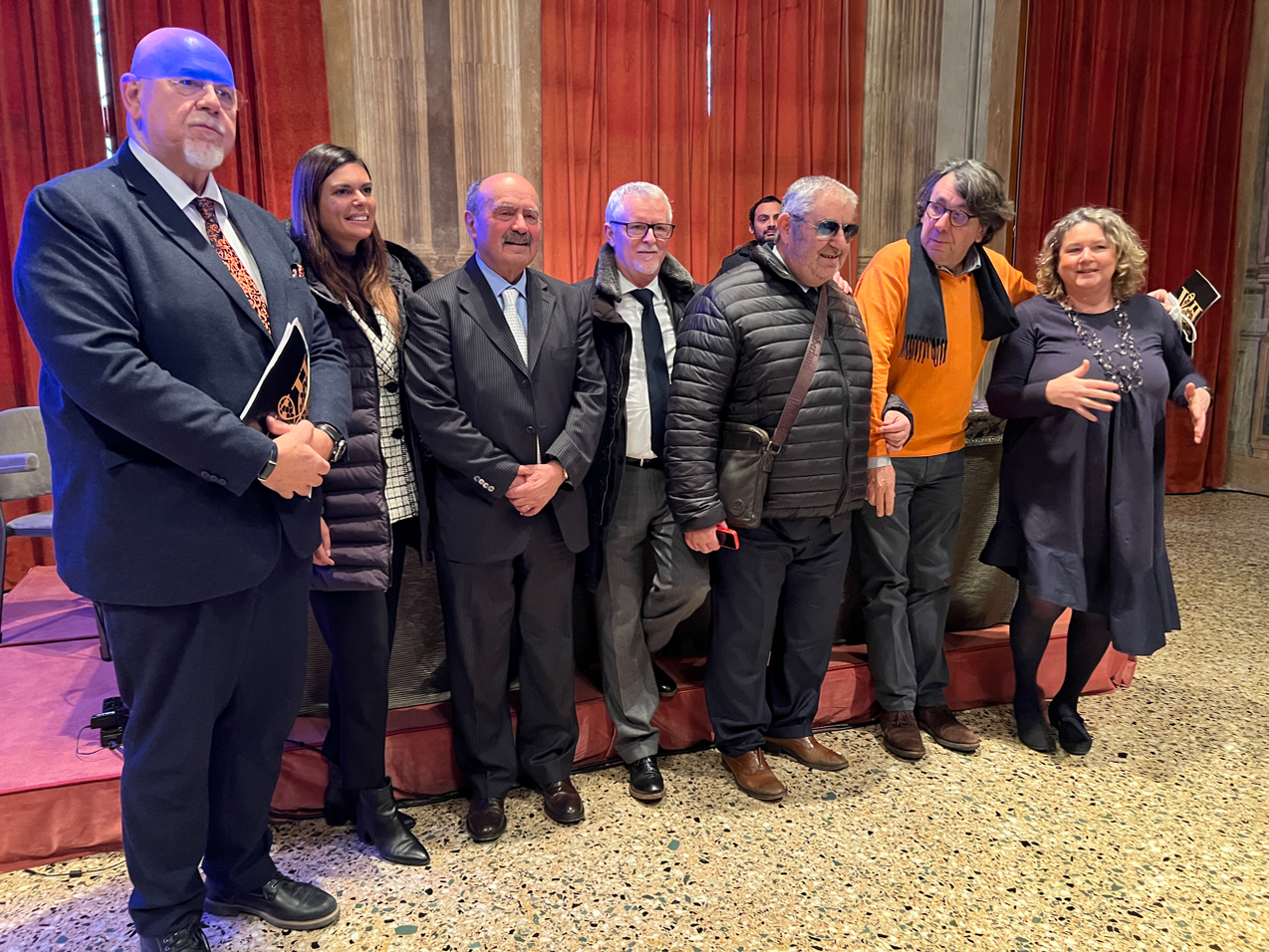 Foto di gruppo scattata in occasione del Premio Angelo Ferro, conferito a Rossano Bartoli, presidente della Lega del Filo d’Oro. 
