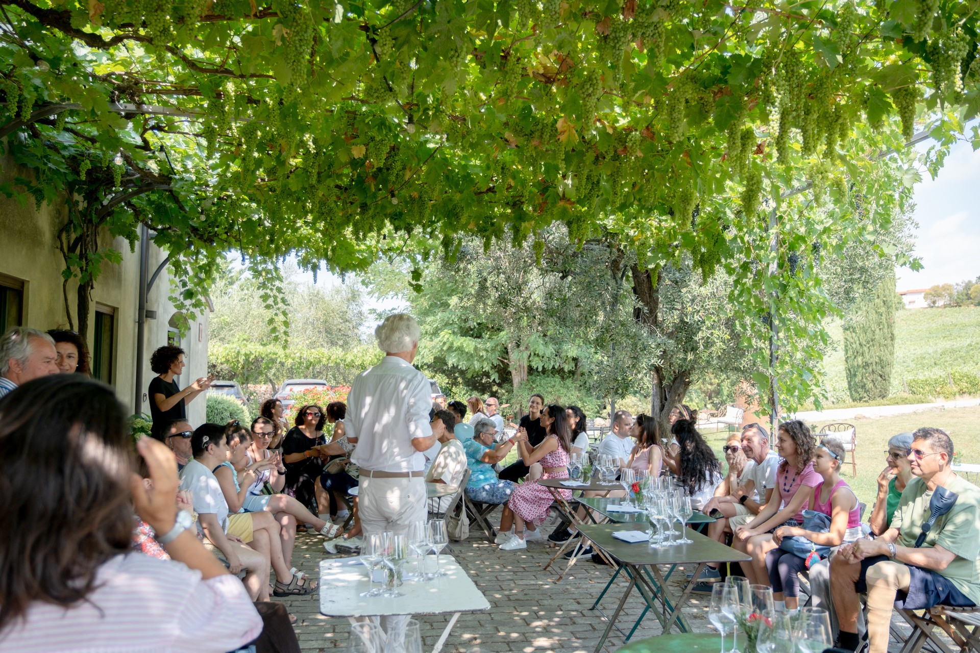 Gruppo di persone sordocieche in visita ad una Cantina di Fano: il proprietario racconta la storia della Cantina