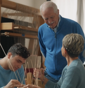 Ambrogio, un nostro donatore, che assiste al lavoro manuale al midollino dei nostri utenti