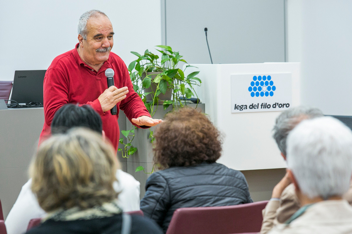 Giornata del Sostenitore - I sostenitori seduti nella Sala Polifunzionale del Centro Nazionale ascoltano la testimonianza di Gianfranco Vegliò, papà di Alberto, storico utente del Centro