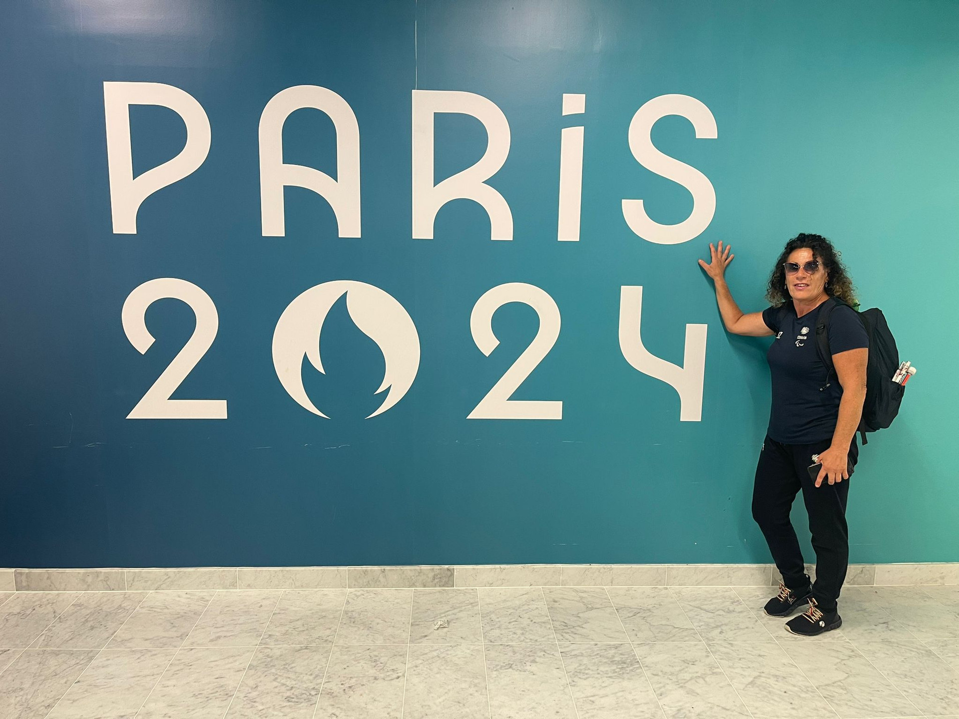 La judoka sordocieca Matilde Lauria posa accanto alla scritta "Paris 2024".