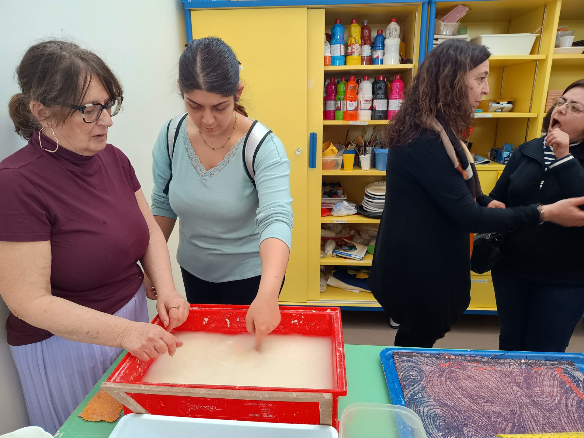 Lucia mentre fa un'attività durante un incontro tematico con altre persone socrdocieche