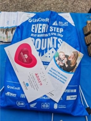 sacca della staffetta solidale azzurra con segnalibro a forma di cuore e flyer lega del filo d'Oro