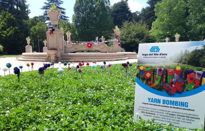 Opere per il progetto Yarn Bombing presso un monumeto e dei giardini a Novara