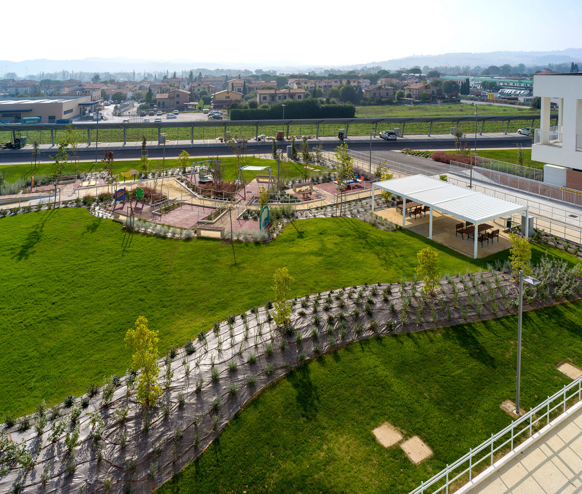 Vista dall'alto della nuova area verde del Centro Nazionale di Osimo, nella quale è presente un percorso sensoriale, area giochi e pergole bioclimatiche con tavoline e panchine
