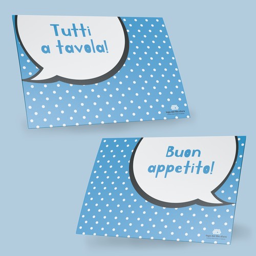 Due tovagliette da colazione in PVC azzurro con stampa a pois bianchi e la grafica di un fumetto - su una la frase è "Buon appetito!", sull'altra "Tutti a tavola!"