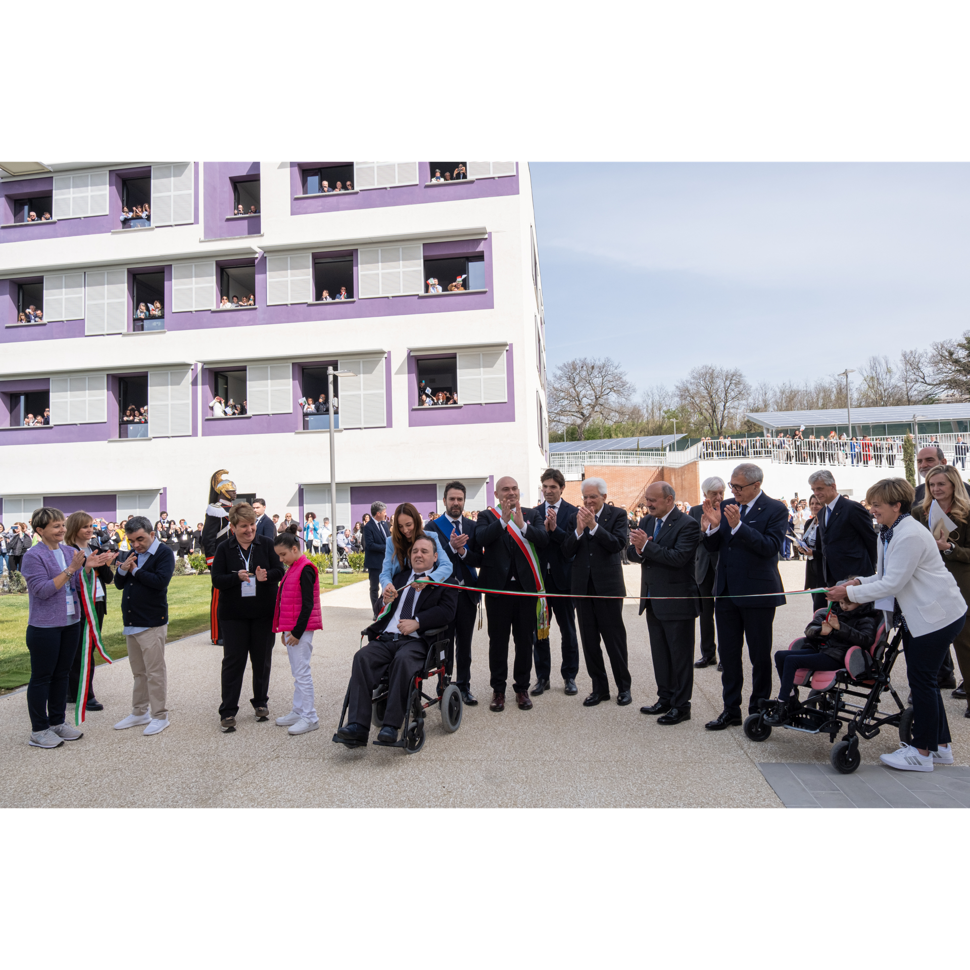 Il Presidente della Repubblica Sergio Mattarella partecipa al taglio del nastro del Centro Nazionale della Lega del Filo d’Oro a Osimo. Accanto a lui, utenti della Fondazione e il Presidente Rossano Bartoli,